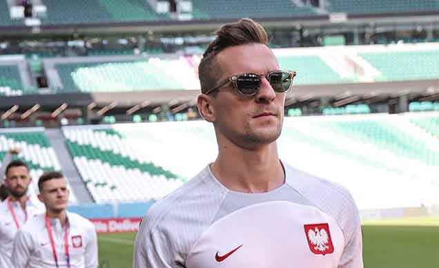 Mężczyzna w okularach przeciwsłonecznych