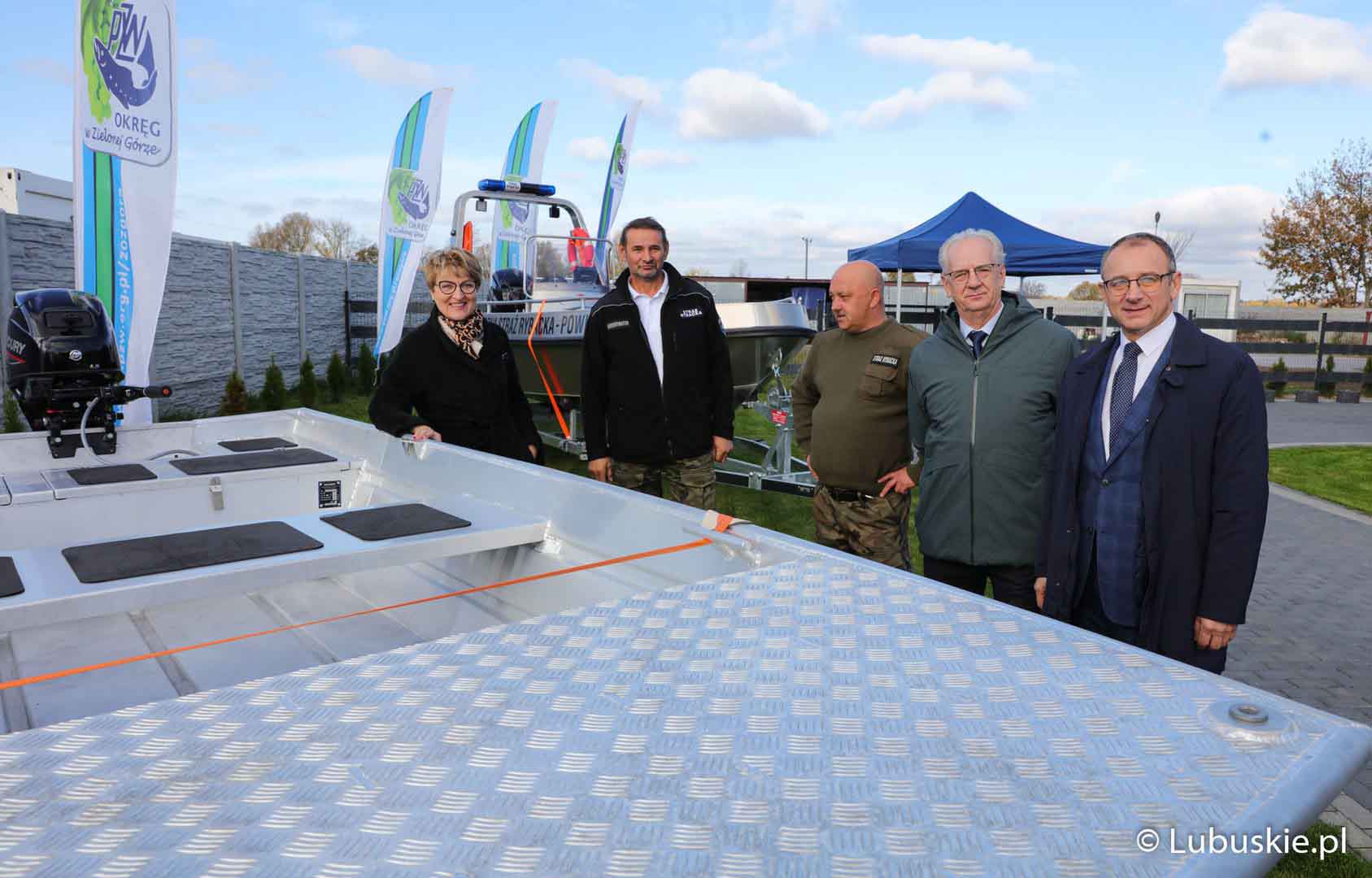 Przekazanie nowych łodzi PZW Oddział Zielona Góra  Wędkarze z nowymi łodziami Kontrola Odry będzie łatwiejsza WIDEO