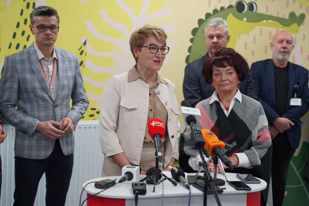 Pięć osób przed mikrofonami