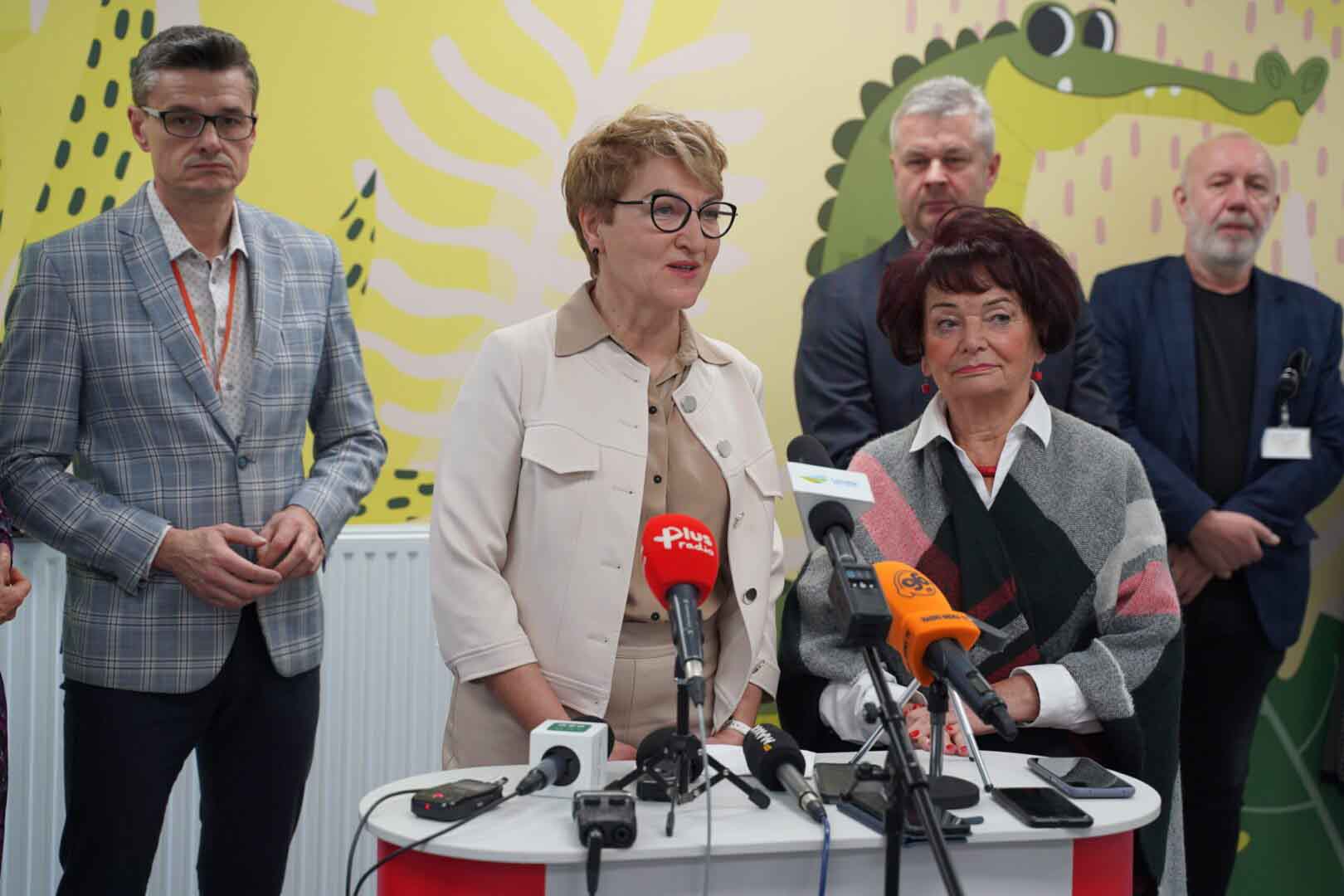 Pięć osób przed mikrofonami  Ruszyło Centrum Zdrowia Matki i Dziecka w Zielonej Górze WIDEO