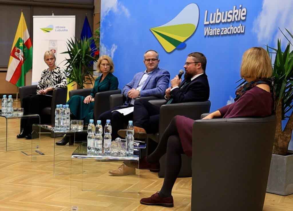 Trzy kobiety i dwóch mężczyzn siedzący w fotelach