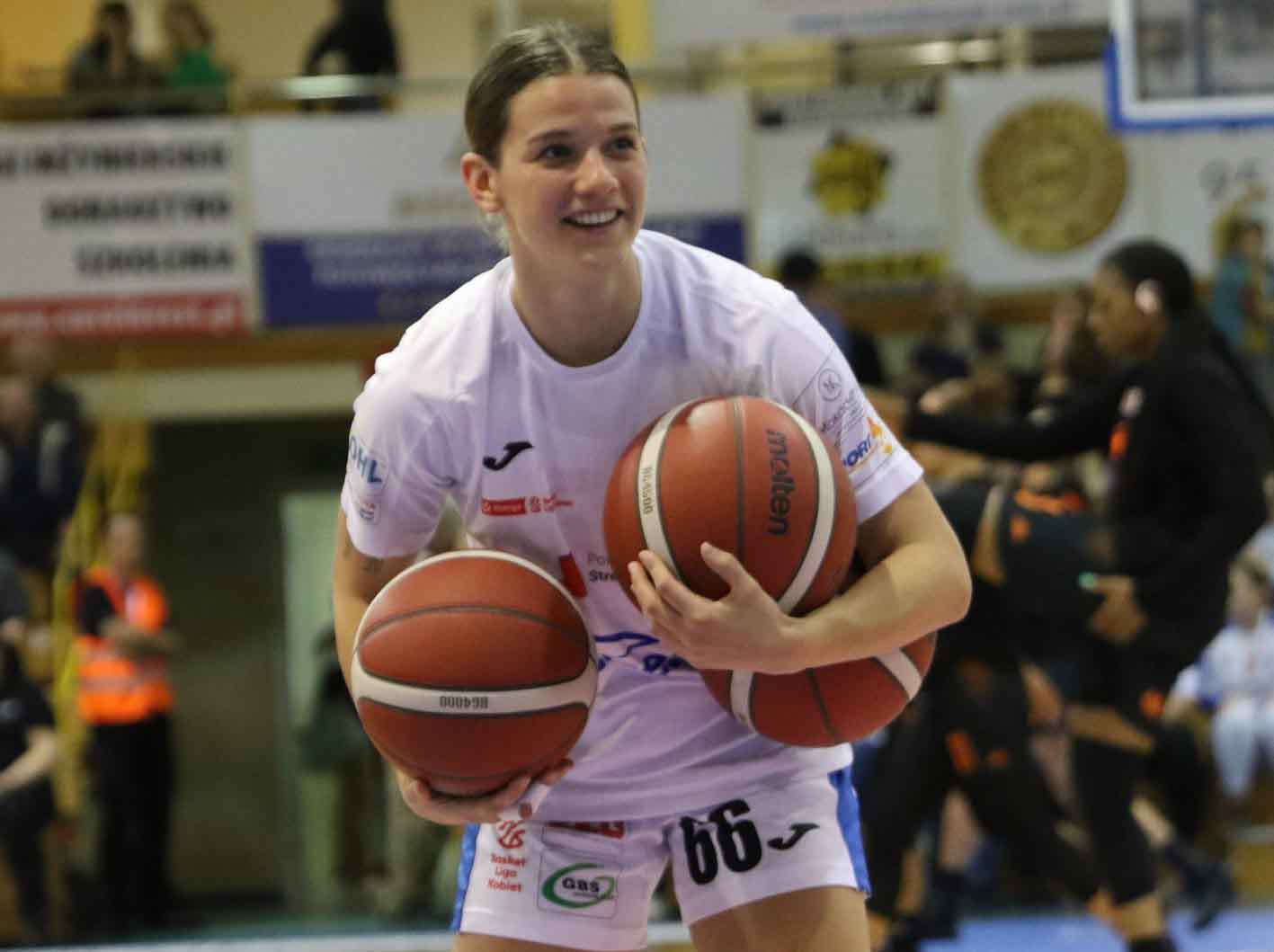 Kobieta trzymająca trzy piłki  Kapitan Dominika Fiszer opuściła pokład zespołu z Gorzowa