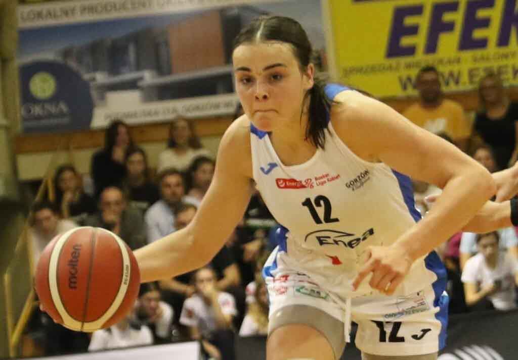 Dziewczyna z piłką do koszykówki