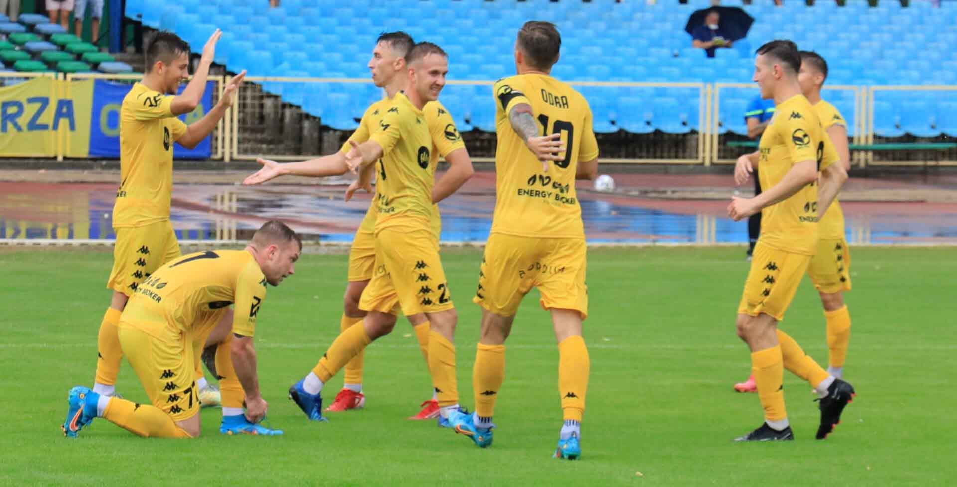 Siedmiu mężczyzn na boisku  Sportowy weekend 4 6 listopada Działo się w piłkarskiej IV lidze WYNIKI