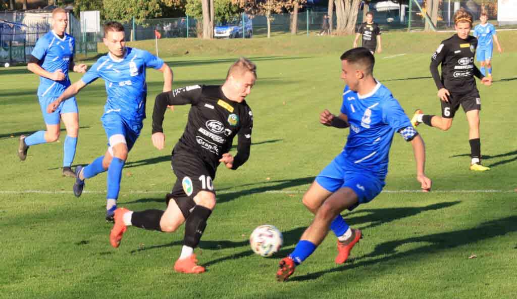 Siedmiu mężczyzn na boisku