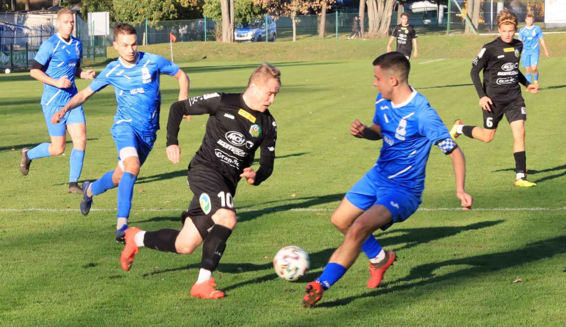 Siedmiu mężczyzn na boisku  Lechia II Zielona Góra remisuje z Koroną Kożuchów Wynik nie zadowolił nikogo ZDJĘCIA