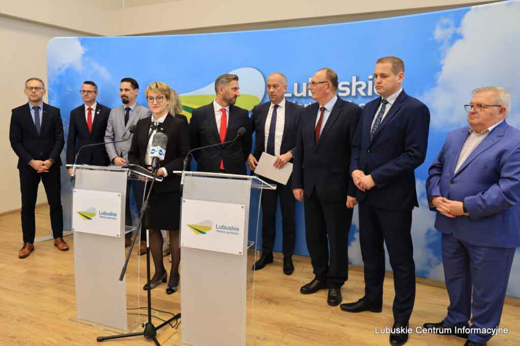 Samorządowcy i członkowie zarządu województwa podczas konferencji w urzędzie marszałkowskim w Zielonej Górze. Fot. Konrad Paszkowski