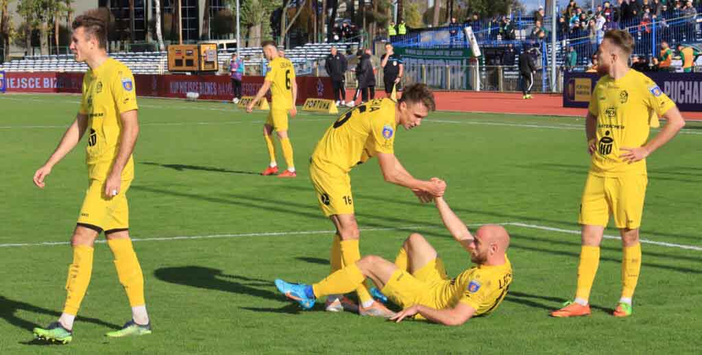 Pięciu mężczyzn na boisku