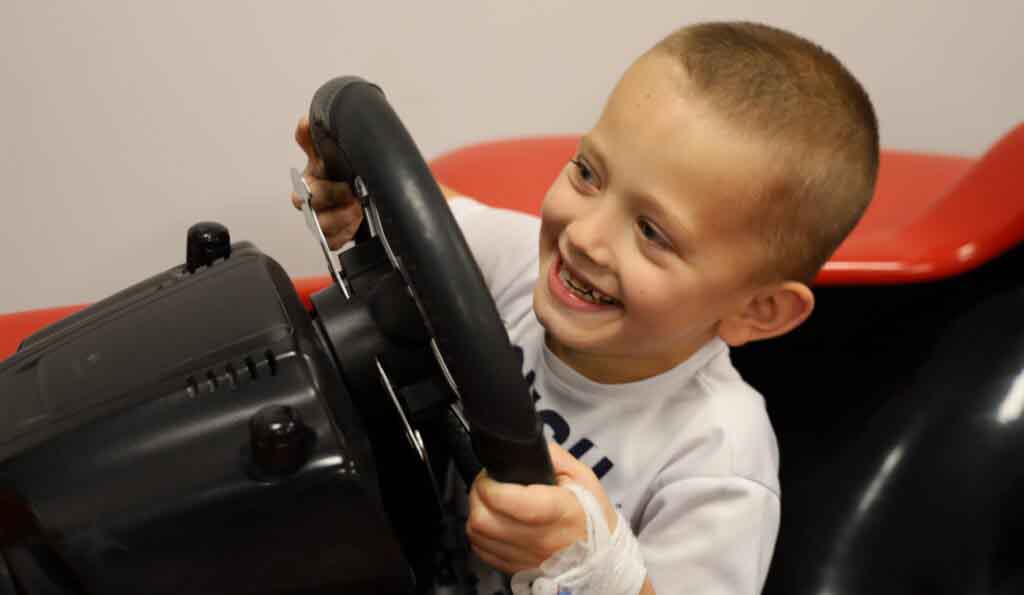 Chłopiec trzymający kierownicę