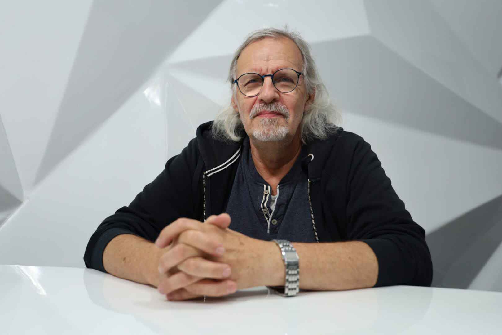 Mężczyzna przy stoliku  Zakola i meandry Nasz prosty przyjaciel FELIETON