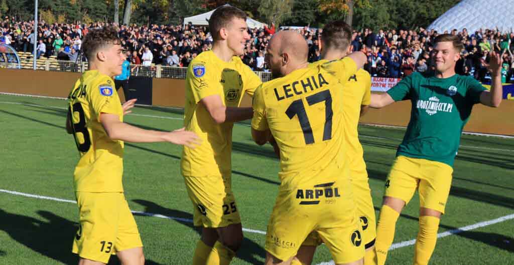 Pięciu mężczyzn na boisku