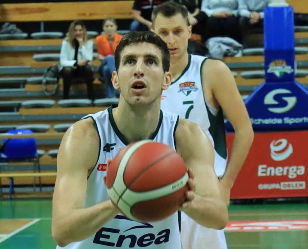 Zastal Zielona Góra na zwycięskiej ścieżce. Piąta wygrana z rzędu! Mężczyzna z piłką