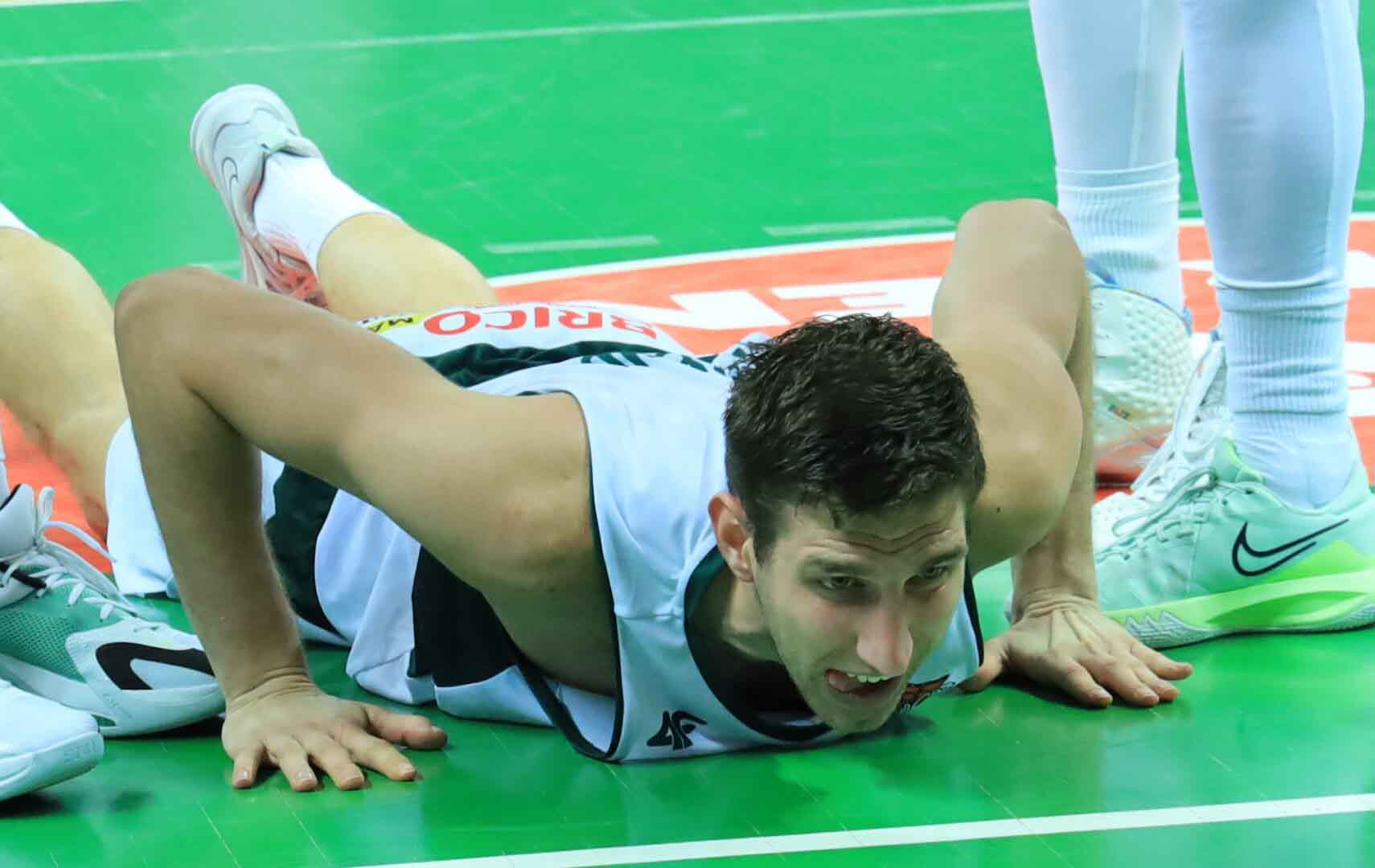 Mężczyzna leżący na parkiecie  Coś pięknego Zastal Zielona Góra wygrywa czwarty mecz z rzędu