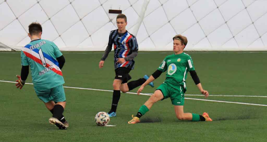 Trzech chłopców na boisku