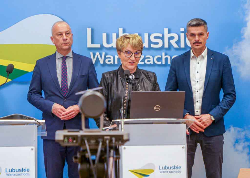 Kobieta i dwóch mężczyzn w garniturach