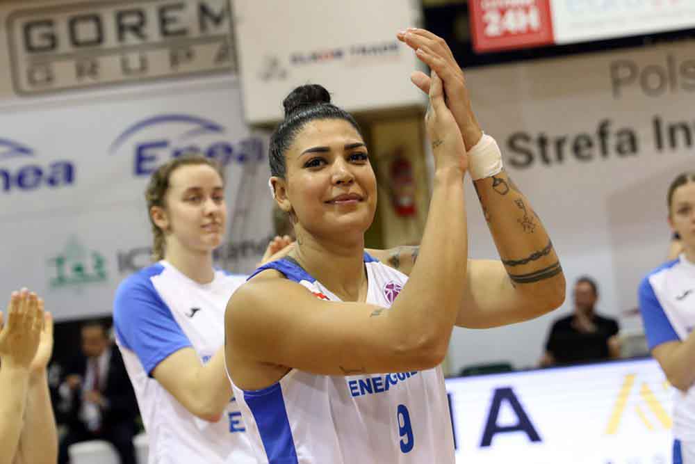 Kobieta bijąca brawo