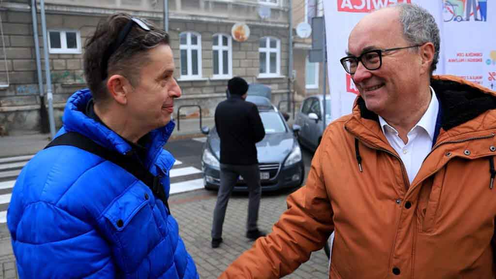 Dwóch witających się mężczyzn.