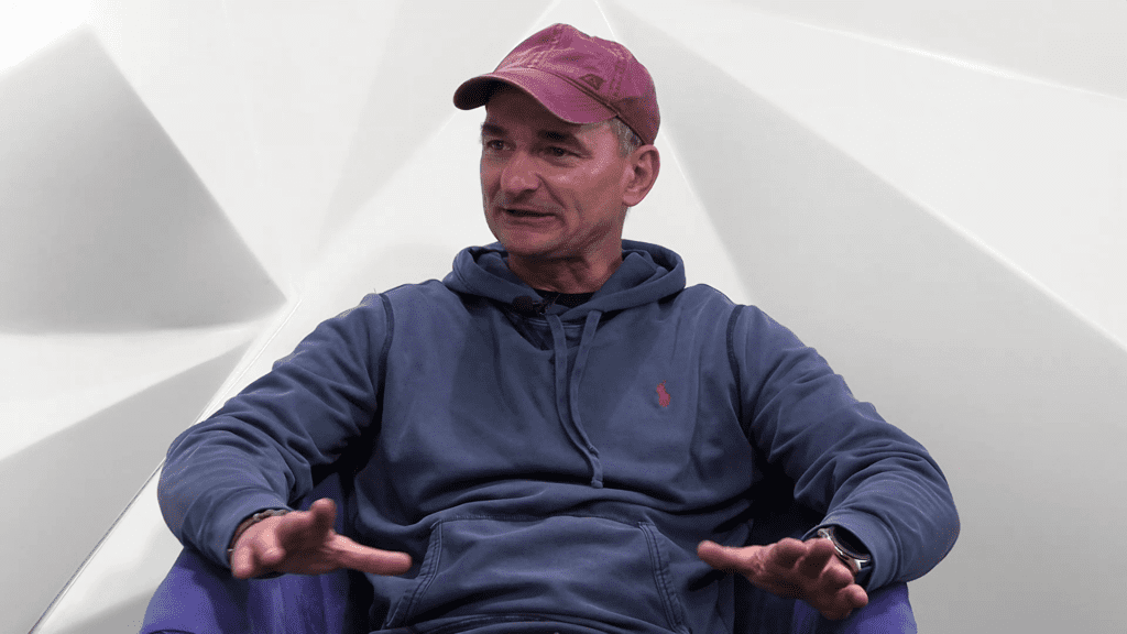 Mężczyzna w sportowej czapeczce