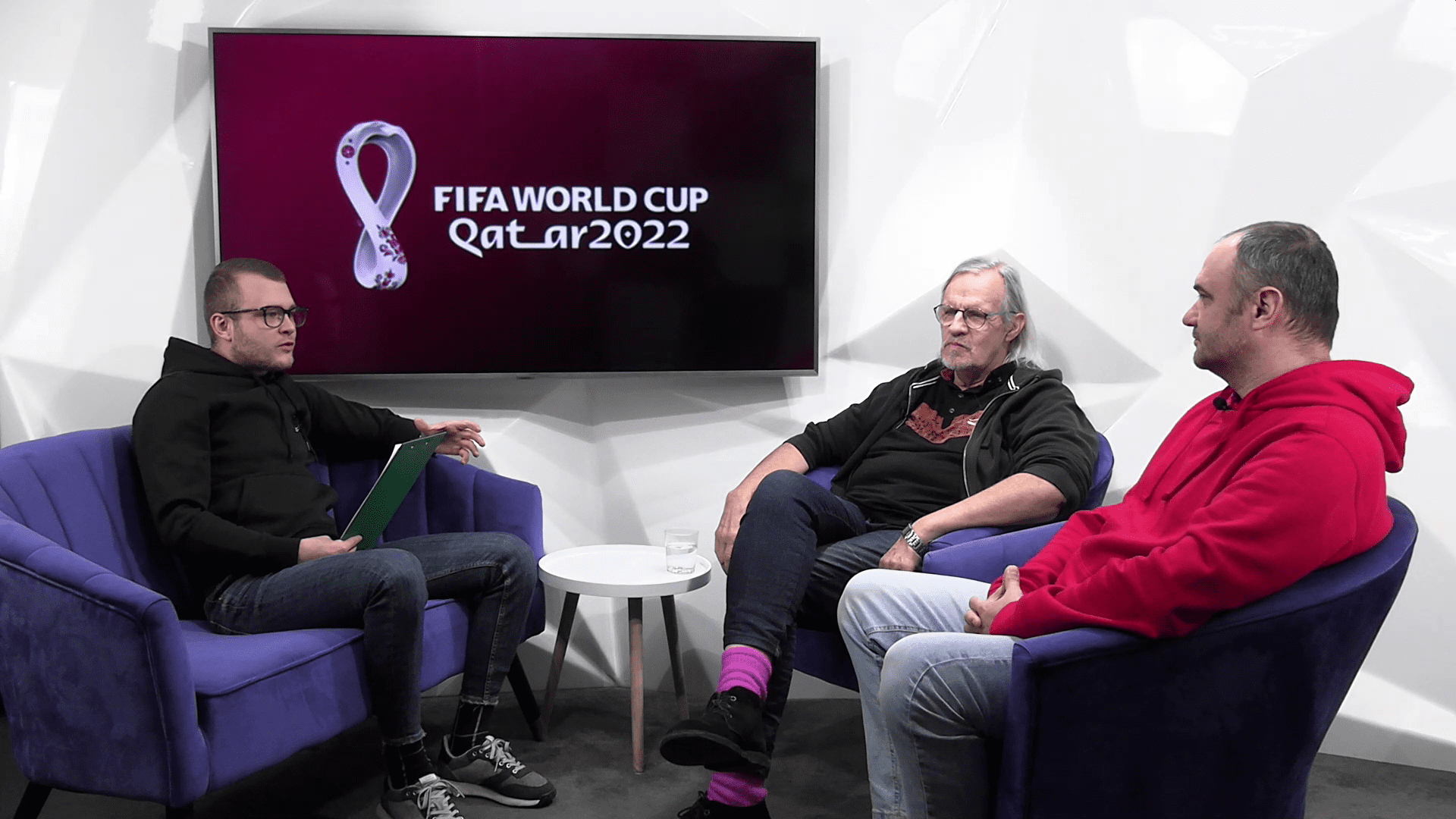 Trzej mężczyźni w sportowych bluzach  Polska  Argentyna na mundialu w Katarze Jaki wynik typują dziennikarze WIDEO