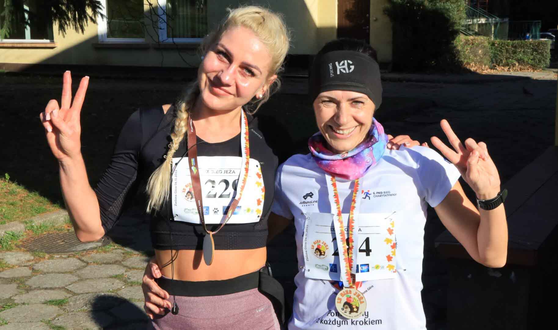 Dwie uśmiechnięte kobiety z medalami  IX Bieg Jeża w Zielonej Górze 150 osób wystartowało by pomóc zwierzętom DUŻO ZDJĘĆ
