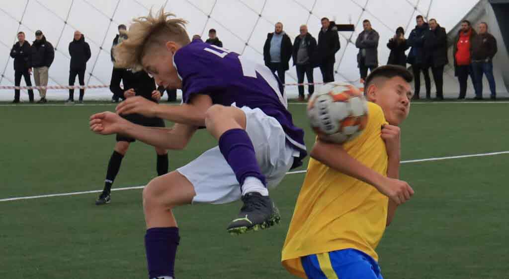 Dwaj chłopcy na boisku