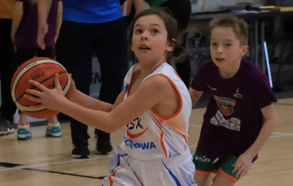 Dziewczynka z piłką