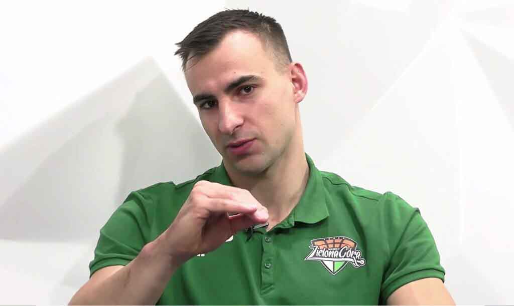 Mężczyzna w koszulce polo