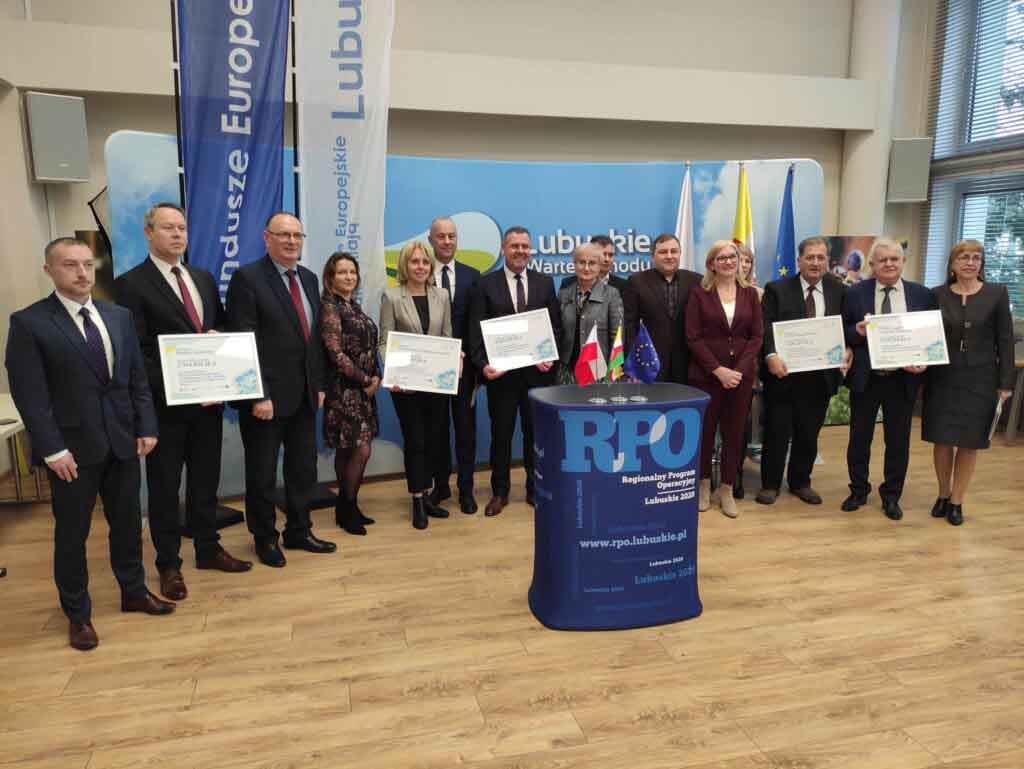 Podpisanie umów o dofinansowanie w sali prasowej urzędu marszałkowskiego.