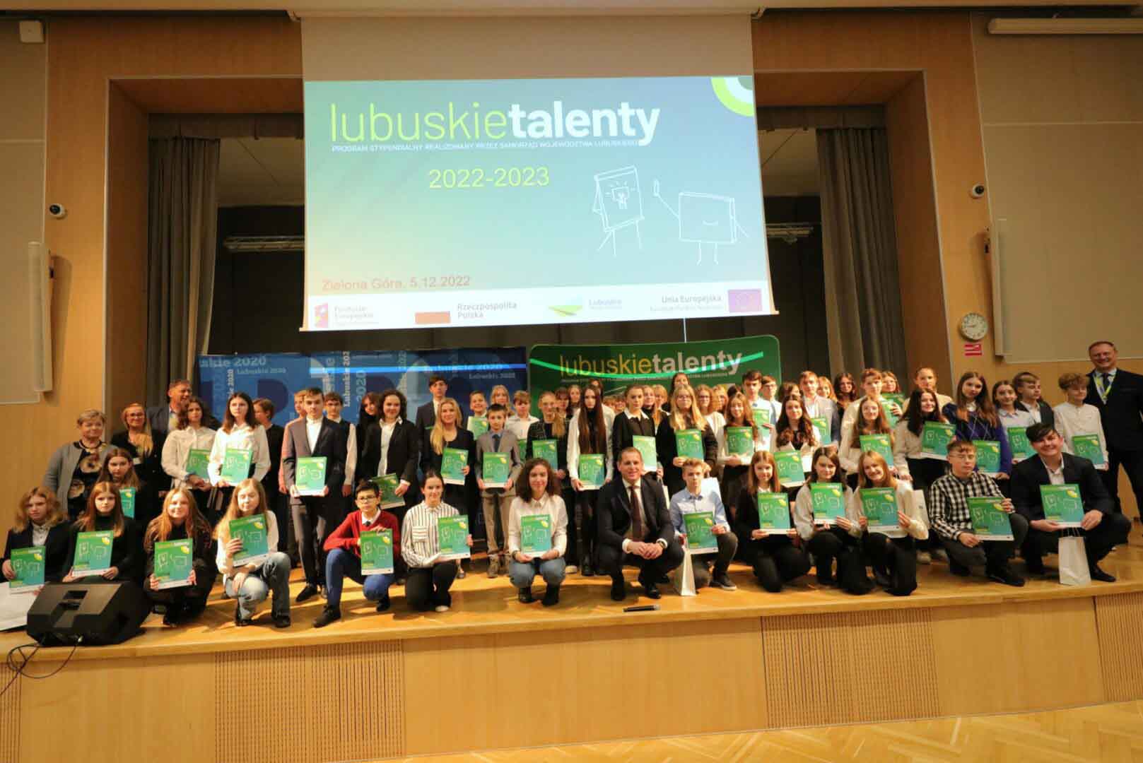 Stypendyści na scenie w sali kolumnowej UMWL  Urząd marszałkowski pękał w szwach Wręczono setki stypendiów WIDEO