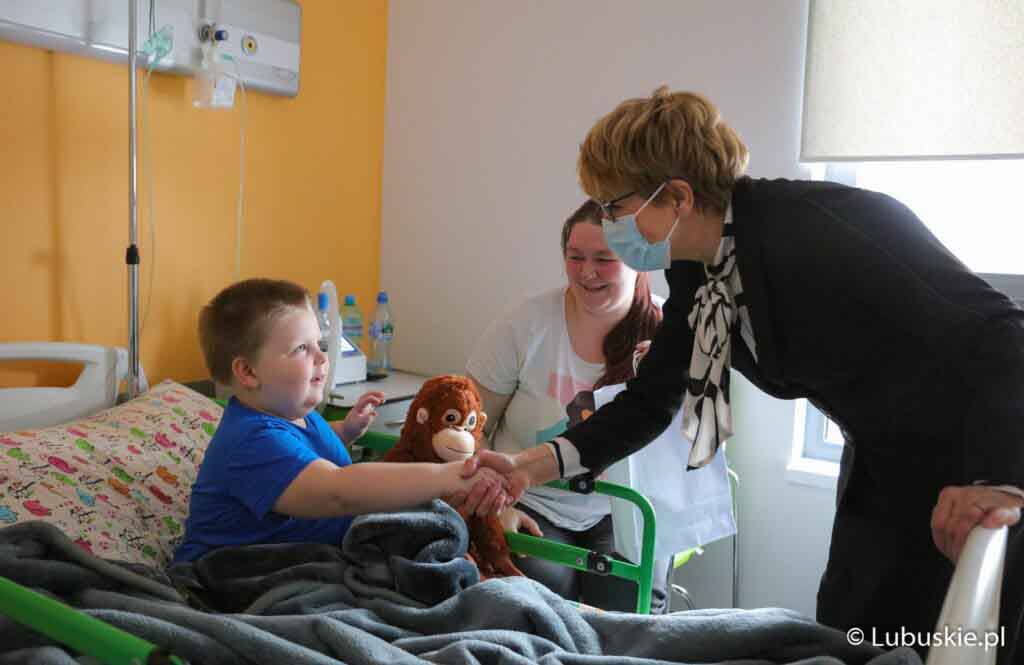 Kobieta wita się z dzieckiem