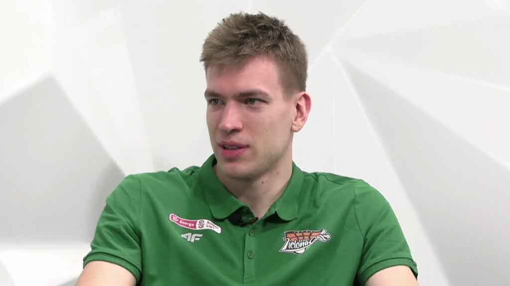 Mężczyzna w koszulce polo