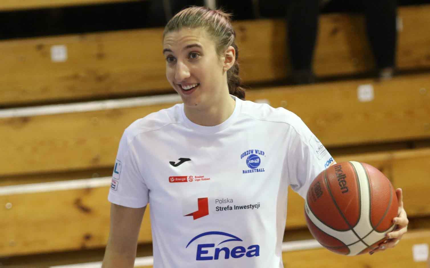 Kobieta z piłką do koszykówki  Polska Strefa Inwestycji Gorzów miażdży rywalki z Zagłębia Sosnowiec