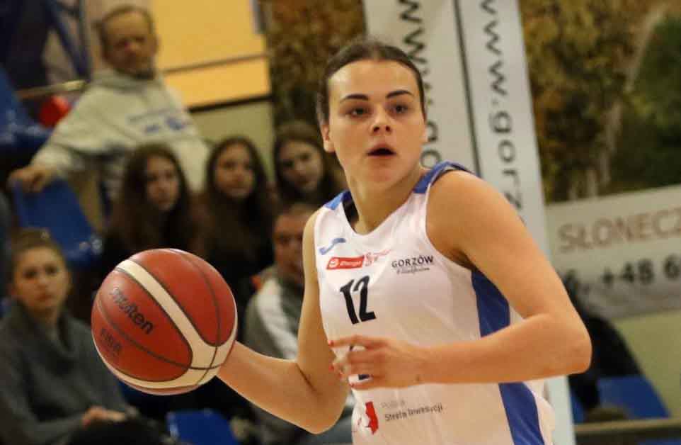 Dziewczyna z piłką