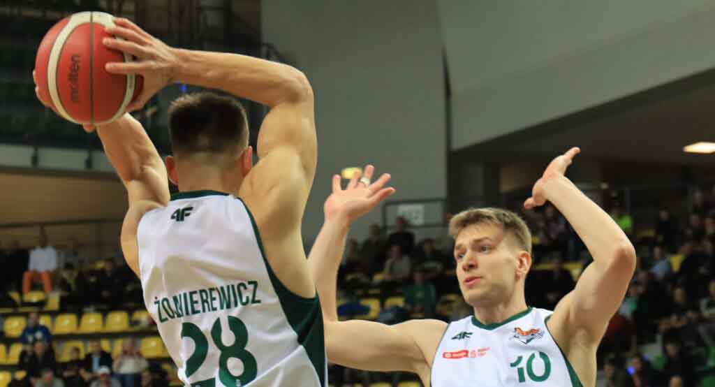 Dwaj mężczyźni, jeden trzyma piłkę