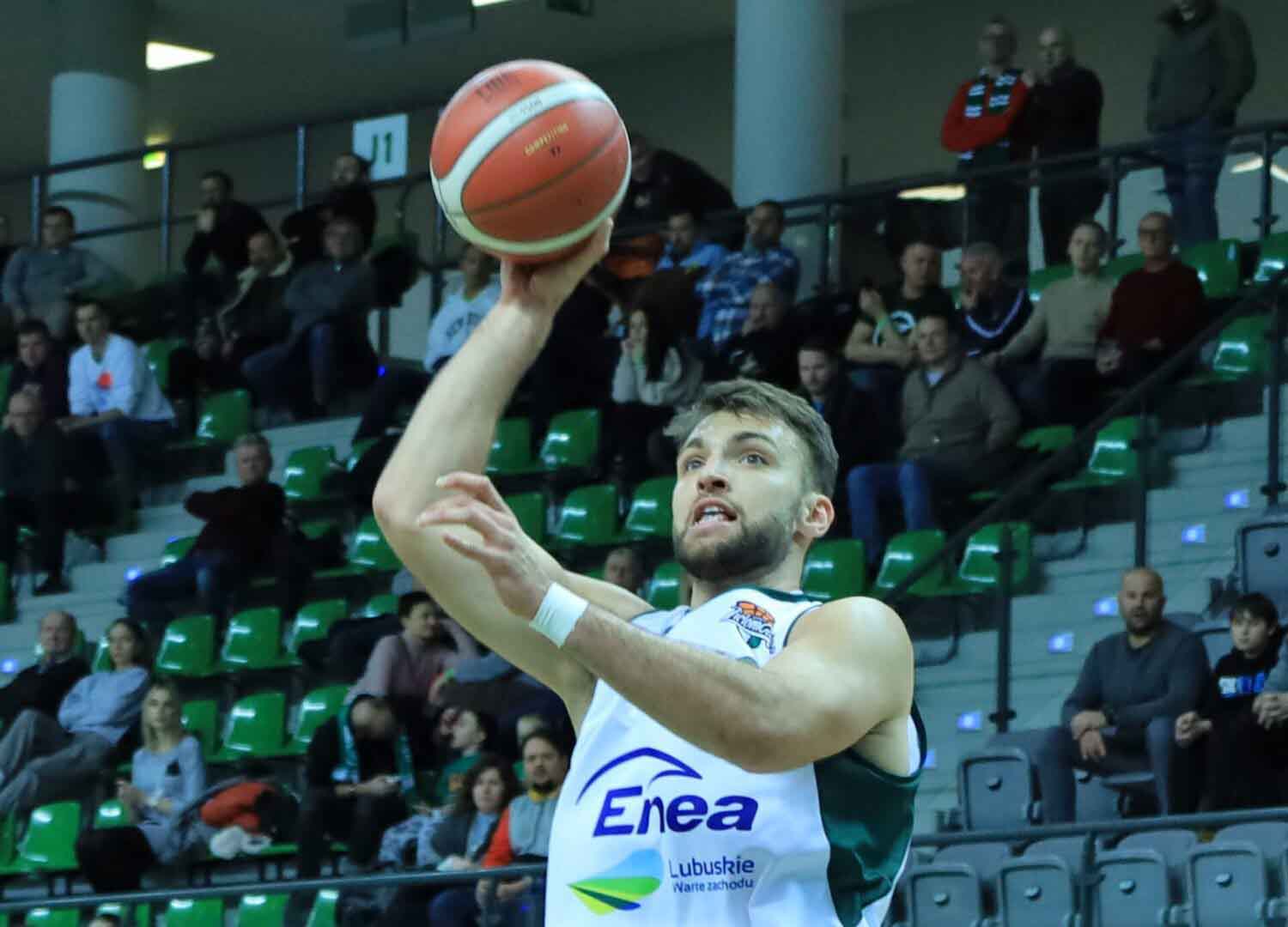 IMG_0089 Mężczyzna z piłką do koszykówki Zastal Zielona Góra przegrywa w Stargardzie mecz ważny z dwóch powodów