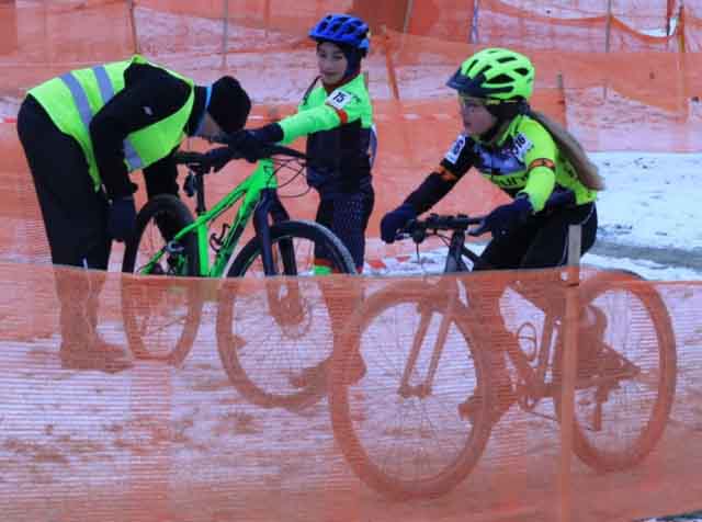 Zawody w kolarstwie przełajowym "Po trasie mistrzostw Polski" w Drzonkowie