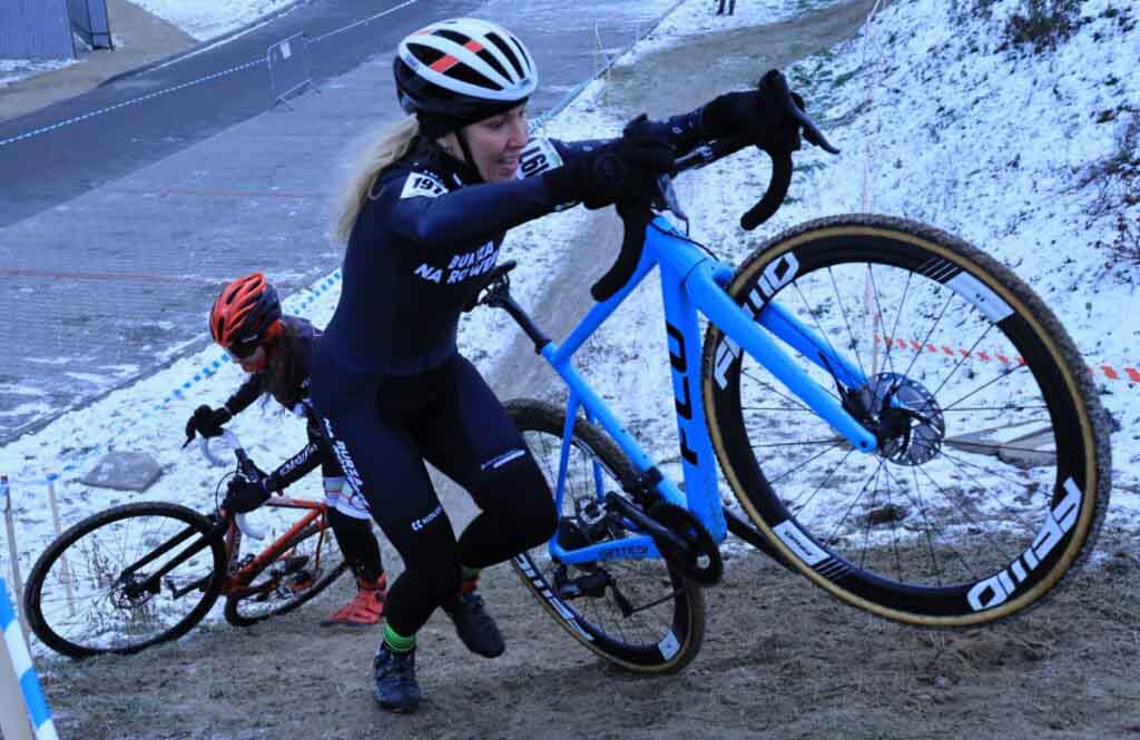 Dwie kobiety z rowerami