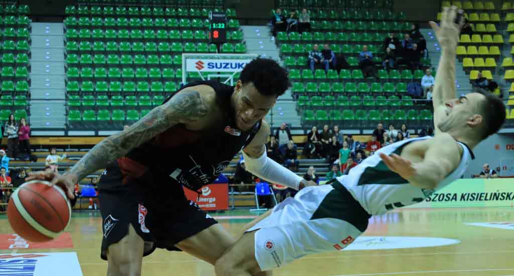 Dwaj mężczyźni, jeden z piłką