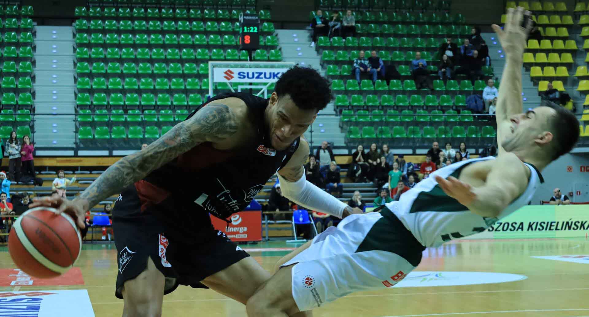 Dwaj mężczyźni jeden z piłką  Zastal Zielona Góra funduje dodatkowe emocje i kończy rok zwycięstwem ZDJĘCIA