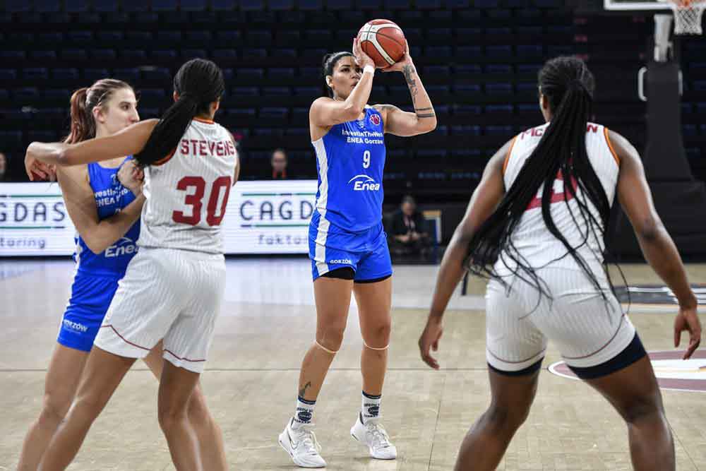 Cztery kobiety grają w koszykówkę