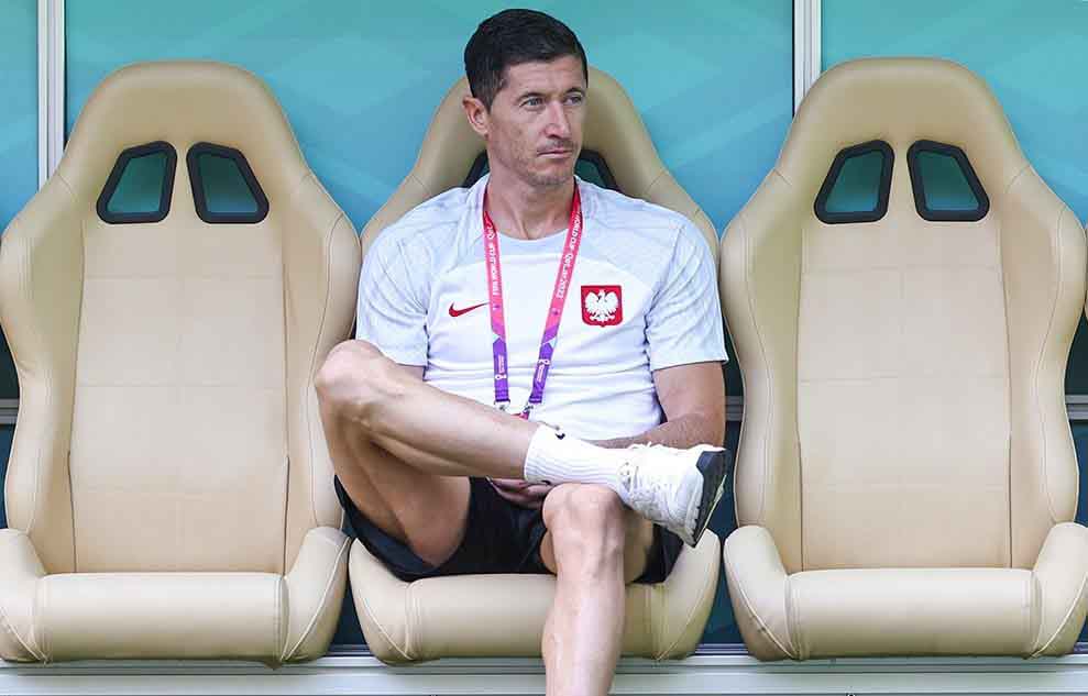 Mężczyzna siedzący w fotelu