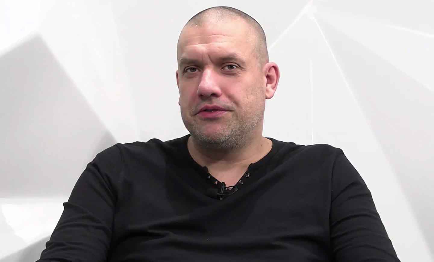 Mężczyzna w czarnej bluzie  Tomasz Pasek To ewenement na skalę światową WIDEO