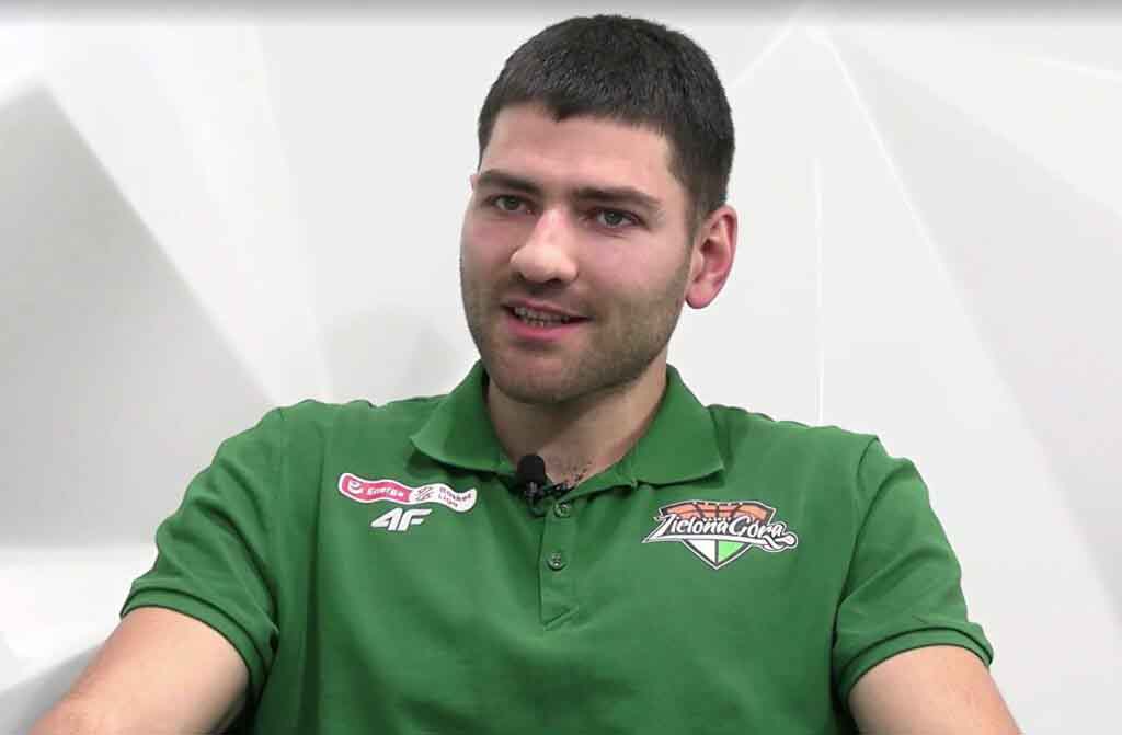 Młody mężczyzna w sportowej koszulce