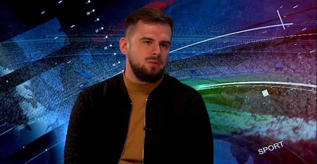 Mężczyzna w studiu telewizyjnym