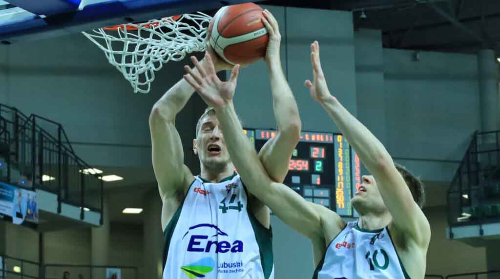 Dwaj mężczyźni, jeden trzyma piłkę