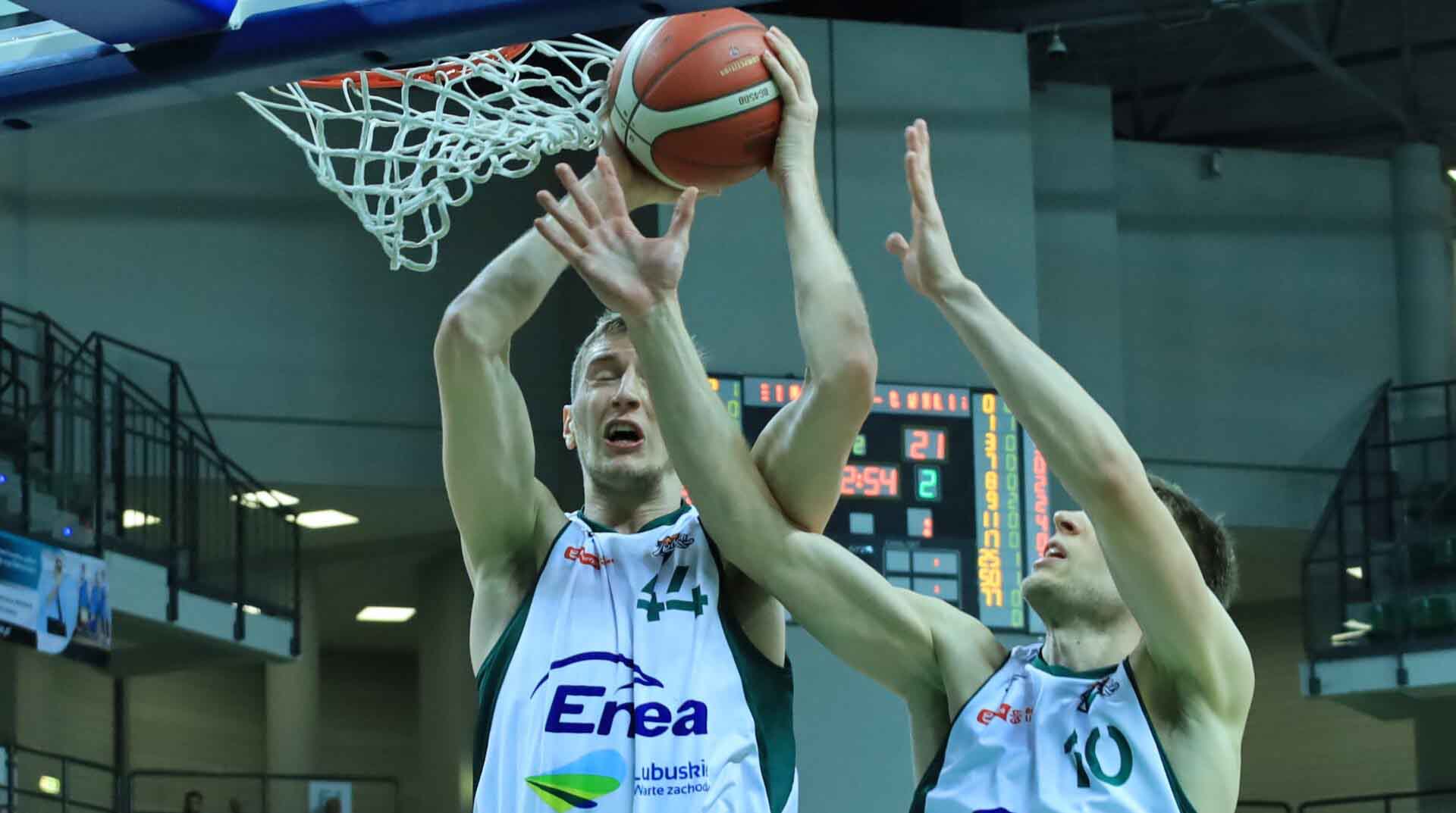 zajka Dwaj mężczyźni jeden trzyma piłkę Zastal Zielona Góra dobry tylko do przerwy ale poradził sobie z Sokołem ZDJĘCIA