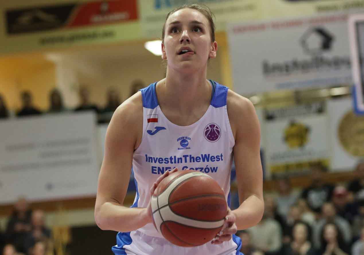 Kobieta z piłką do koszykówki  Koszykarki z Gorzowa meldują się w 18 finału EuroCup Women