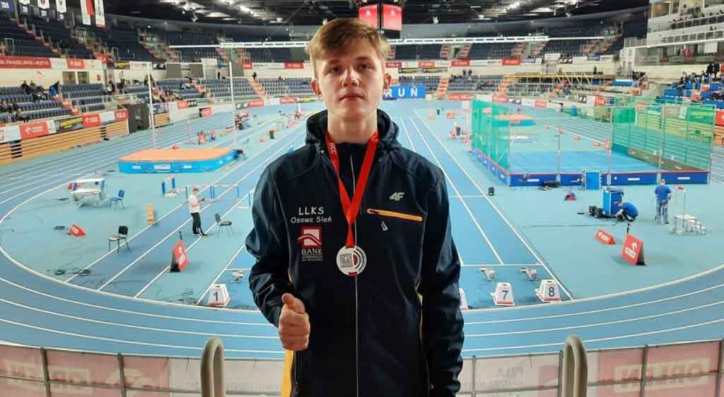 Młody mężczyzna z medalem