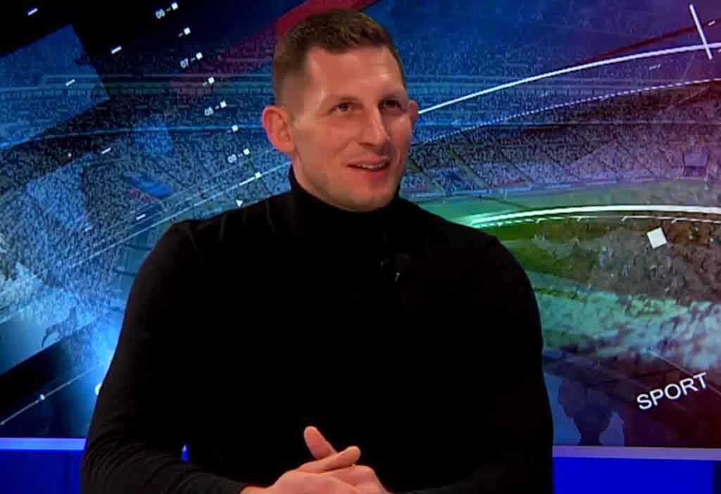 Młody mężczyzna w czarnym golfie