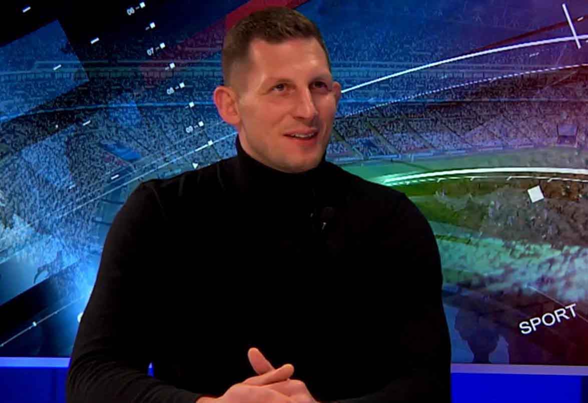 Młody mężczyzna w czarnym golfie  Radosław Grzybicki Rodzic ma jedno zadanie  przyprowadzić dziecko na trening WIDEO